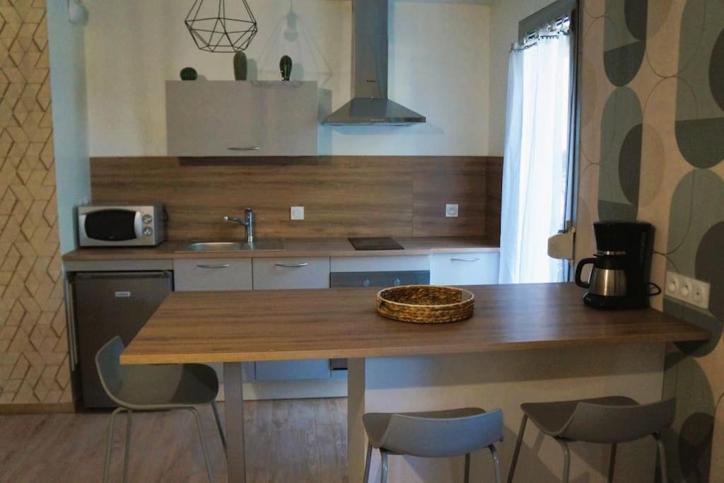 Climatise Et Spacieux Situe Pres Des Parcs Appartement