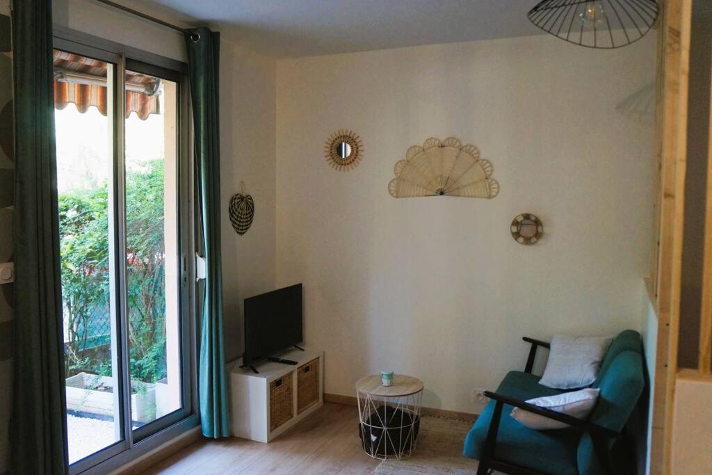 Climatise Et Spacieux Situe Pres Des Parcs Appartement *